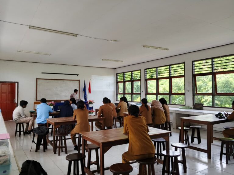 Mahasiswa Unimof Dorong Guru SMAN 1 Waigete Kenal STEM Berbasis