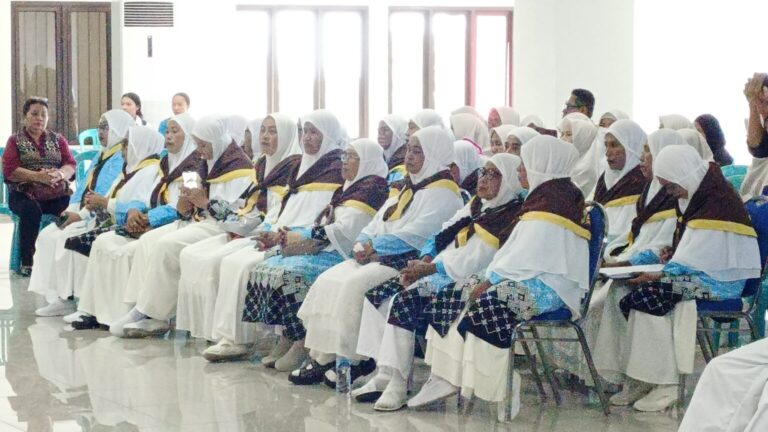 Wabup Sikka Titip Doa untuk Daerah Saat Lepas 44 Jamaah Calon Haji