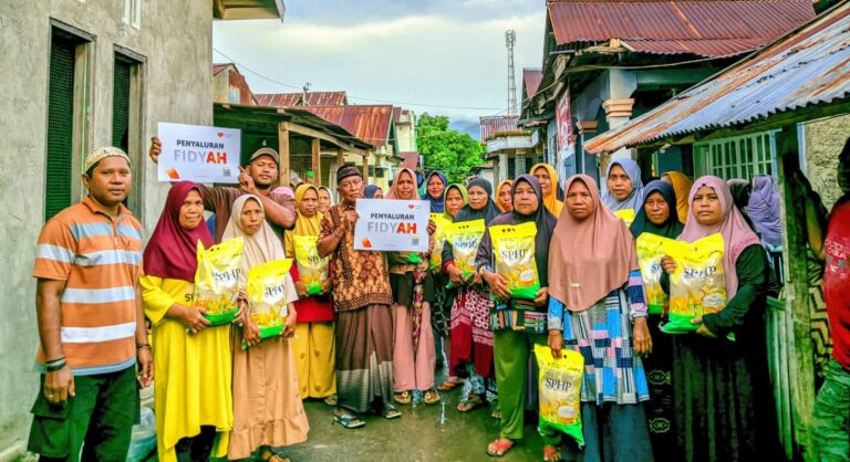 RUMAH ZAKAT Kembali Salurkan 116 Karung Beras Fidyah di Desa Nangahale, Warga Terharu dan Bersyukur