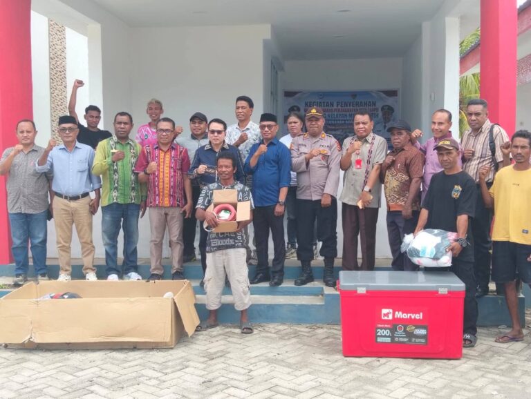 Wabup Alor Serahkan 10 Kapal dan Ratusan Alat Tangkap, Dorong Produktivitas Nelayan dan Ekonomi Pesisir