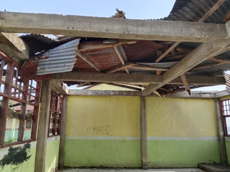 Di Bawah Atap yang Lapuk, Mimpi Siswa Siswi MTs Al Fatah di Kabupaten Sikka  Menunggu Uluran Tangan
