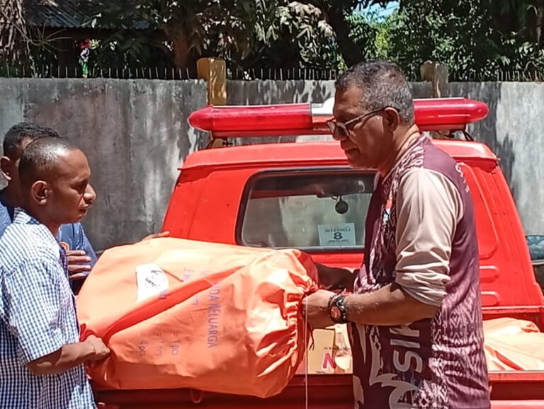 Wakil Bupati Sikka Serahkan 20 Unit Tenda untuk Korban Gempa Beberapa Titik di Kecamatan Talibura