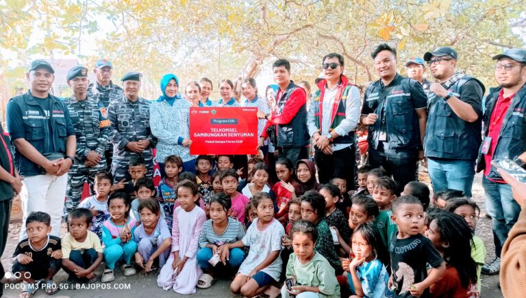 Kolaborasi Telkomsel dan Lanal Maumere Sambungkan Senyuman Melalui Program CSR, Peduli Gempa Flores