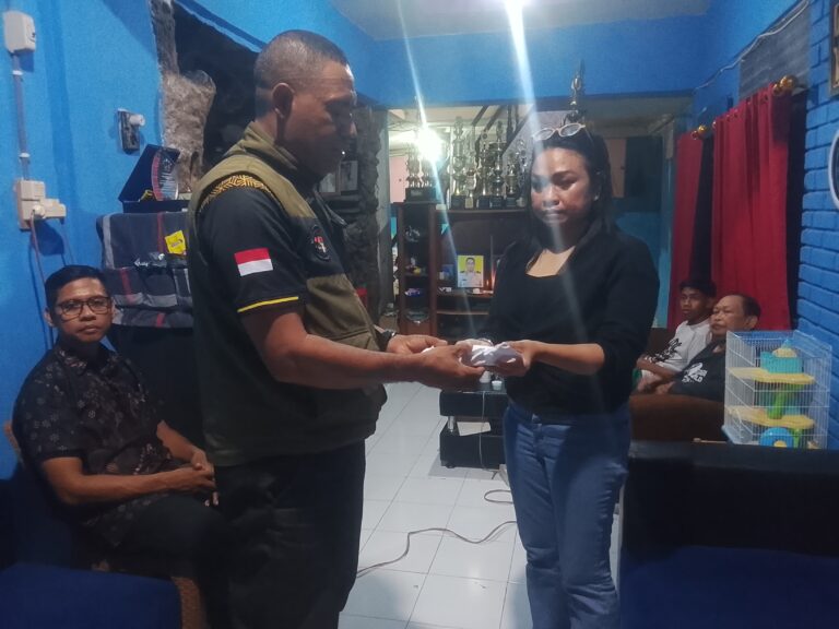 Oikumene Polres Sikka Serahkan Santunan Rp15 Juta untuk Keluarga Almarhum Aipda Charles Paulus Daniel Rondo